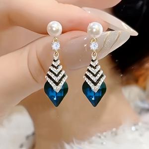 TEMU 우아한 화살표 디자인 귀걸이, 반짝이는 라인스톤과 고급스러운 인조 진주 | 구리 귀바늘, 레드 및 블루 라인스톤, 및 축제 행사에 완벽
