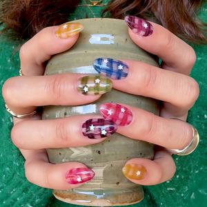 TEMU 24개입, 체커보드 패턴 네일 액세서리, 펜타그램 모양의 인조 네일, 아몬드 모양의 프레스 핏 아머, 봄여름 여성용 선물 세트, 라마단, 카니발, 세인트 패트릭의 날, 부활절, 웨딩 등에 적합합니다. 젤리 접착제가 포함되어 있습니다.