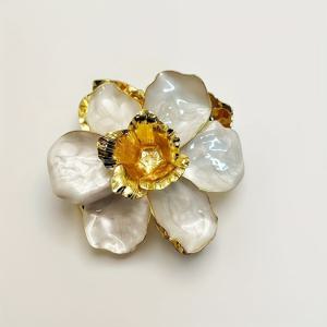 TEMU 꿈의 꽃 모양의 우아하고 스타일리시한 브로치. 일상적인 파티에 완벽하며 가족, 친구 또는 로맨틱한 파트너를 위한 선물로도 좋습니다.