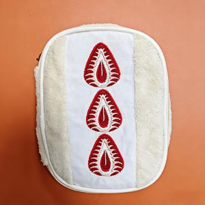 TEMU 1개 딸기 자수 플러시 메이크업 파우치, 부드럽고 귀여운 여성스러운 스타일, 피부 친화적인 플러시 소재 + 대용량 수납 + 휴대용 사각 디자인, 학생/여행/출장/가정용 수납에 적합