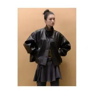 브랜드정품 에잇세컨즈 8SECONDS 버튼업 하이넥 페이크 레더 블루종 아우터 블랙 355087