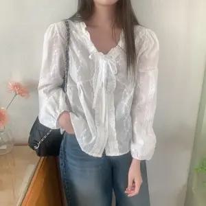 알카이 프릴 자수 블라우스