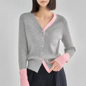 [더나무그림] 여성 투톤 배색 골지 브이넥 니트 가디건 NCP1CD003 차로지배색R1CD