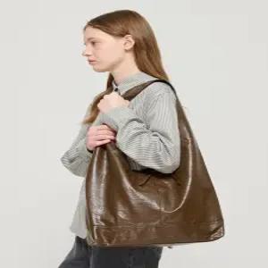 [로아드로아]크랙 크리스탈 레더 숄더백 (브라운)