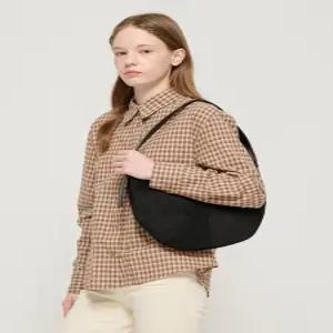 [로아드로아]스웨이드 크로아 숄더 호보백 (블랙)