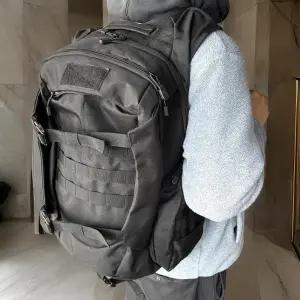 [옷자락]남성 버클 블랙 캐주얼 괴물수납 백팩