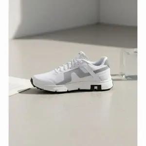 J.LINDEBERG 25FW Vent 500 Golf Sneaker (GMSW10643-0000) (남성 벤트 500 골프 스니커즈)