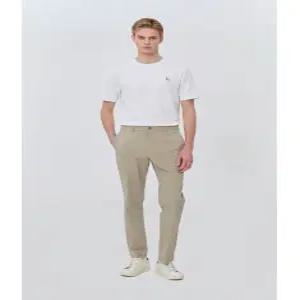 헤지스 남성 25SS [스테디셀러] 화이트 단색 면 반팔티셔츠 WHTS5B901WT