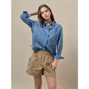 [갤러리아] 올리비아로렌 플라워 자수 데님 블라우스 VVCNL5M3161