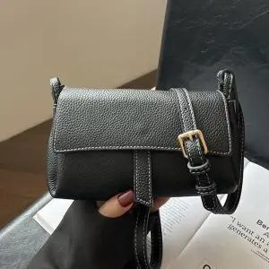 [달라보여]샤드 소가죽 크로스백 a04369