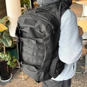 [옷자락]남성 대학생가방 버클 괴물수납 블랙 캐주얼 백팩