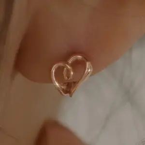 [더블유비엘] 14k post 드로잉 하트 원터치 링귀걸이