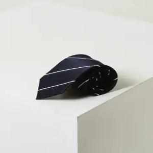 [닥스 남성] [25SS] WMNE5E031N2 스테디셀러 네이비 스트라이프 실크 넥타이