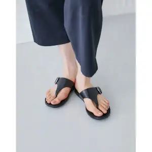 [아웃도어스/핏플랍]올블랙 버클장식 레더 낮은굽 슬리퍼 FFSO2E318BB