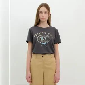 [롯데백화점]올리브데올리브 시그니처 프린팅 반팔 티셔츠 OW5ME5040