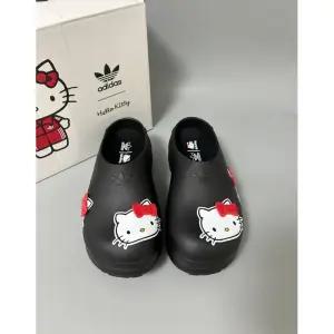 [정품] 헬로키티 x 아디다스 OG 아디폼 스탠스미스 뮬 블랙 우먼스 IH0280 [데일리 슈즈 한정 판매]