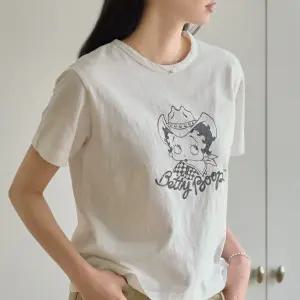 [더나무그림] 여성 빈티지 워싱 프린팅 라운드넥 반팔 티셔츠 NCP3TS006 베티워싱TS