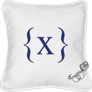 캐시의 개념 하트 핀이 있는 개인화된 링 베어러 베개 문자 X