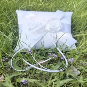 그와 7.8인치 새틴 로즈 플라워 장식 웨딩 링 베어러 베개(밀키 화이트)