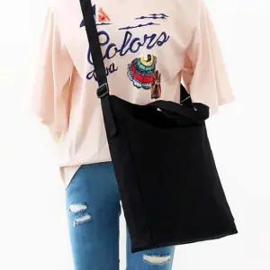 심플한 빅포켓 수납 디테일 남여공용 데일리 숄더백