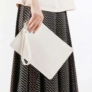 시크한 데일리 캐쥬얼 핸드스트랩 남여공용 클러치백