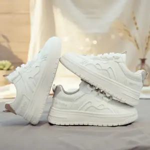 여성용 미니멀리스트 클래식 키높이 캐쥬얼 스니커즈