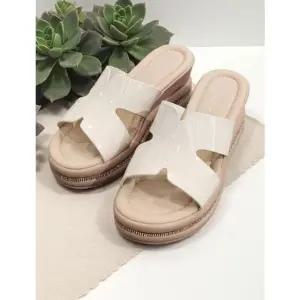 [갤러리아] [센터시티] 고세 웨지 경량 통굽 H 라인 에나멜 슬리퍼 OZS5S040 아이보리