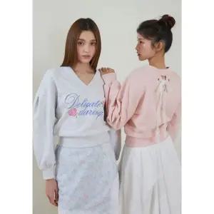 [갤러리아] [BLUE LABEL]백 포인트 리본 V넥 스웨트셔츠 (ES2OTL04)