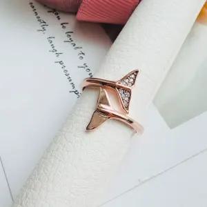 행운 고래꼬리 큐빅 오픈링 반지 ( 로즈골드 고래테일 반지 )
