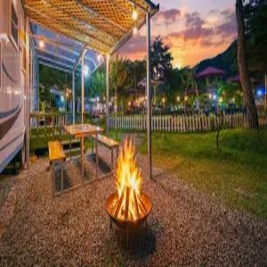 [경기/가평] 가평 동화카라반 캠핑장 (공용화장실/정원/계곡인접/공용샤워실/픽업가능/바베큐장/공용수영장(실외)/카라반/주차장/개별바베큐/가족/커플/독채)