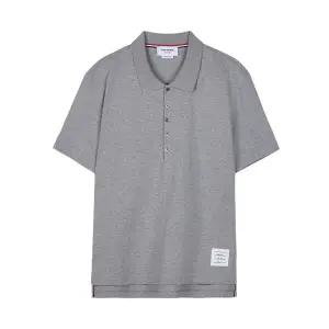 [톰브라운] SS26 남성 릴랙스핏 폴로 티셔츠 MJP052A 00042 055