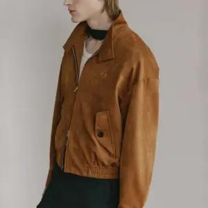 정상가 284 500원 [MERGO] 포 스웨이드 헤링턴 블루종 [2COLORS]