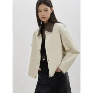 [CC콜렉트](신세계 사우스시티)배색 카라 크롭 워크자켓_C261MSJ303