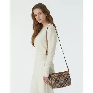 닥스 24FW 스테디셀러 브라운 체크 가죽 크로스백 WCBA4F675W2