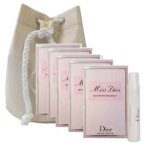베이지주머니파우치구매시 디올 블루밍부케 오드 뚜왈렛 스프레이 향수1ml 5개