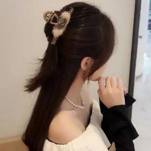 포인트 모양 큐빅 퍼 하객룩 데이트룩 모임룩 집게핀 반묶음집게핀