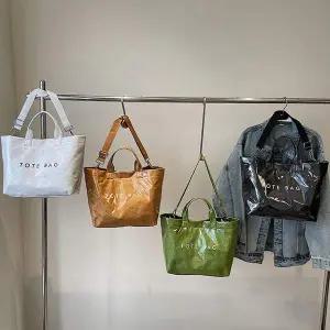 [오너클랜]WL 여성 캐주얼 가방 예쁜 종이 PVC 크로스 백 PVC크로스백 PVC토트백