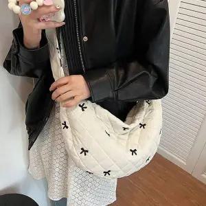 [오너클랜]WL 여성 데일리 패딩 가벼운 크로스 백 가방 아이보리 여자크로스백