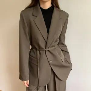 어깨 패드 더블 단켓 롱슬리브 소매 단추 루즈핏 허리 조절 끈 벨트 롱 자켓1197761