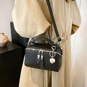 WL 왕방울 사각 토트백 세련되고 깔끔한 고급스러운 포인트 데일리