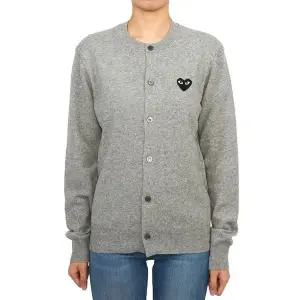 [꼼데가르송] 블랙 하트 와펜 패치 가디건 그레이 AX N023 051 2 111226051