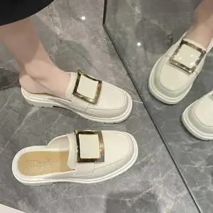 [라일리의류] Rly 여성 플랫 뮬 블로퍼 골드 사각장식 캐주얼 슬리퍼