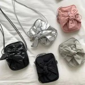 리본 미니 크로스백 여성 은색 가방 블랙 검정