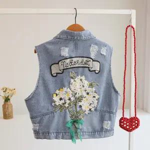 [잇수다] 바빅스 플라워 자수 포켓 데미지 루즈핏 데님 조끼 베스트