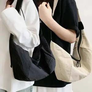 [에이치플러스몰]TBZ 캐주얼 크로와상 모양 데일리 남여공용 크로스백