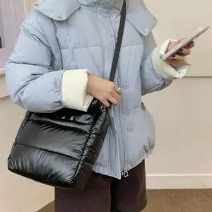 [에이치플러스몰]WL 여성 패딩 토트 크로스 사각 가벼운 토드 백 블랙 손목가방