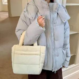 [에이치플러스몰]WL 여성 패딩 토트 크로스 사각 가벼운 토드 백 아이보리 손목가방