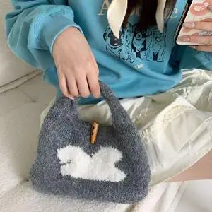 [에이치플러스몰]WL (BBT4) 보송보송 패턴 니트백 가벼운 미니가방 니트가방 토트백