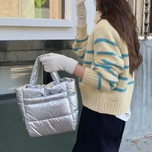 [에이치플러스몰]WL 여성 패딩 토트 크로스 사각 가벼운 토드 백 실버 손목가방