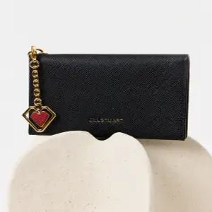 질스튜어트 액세사리 24FW [스테디셀러] 블랙 로고장식 소가죽 카드지갑 WTWA4F764BK